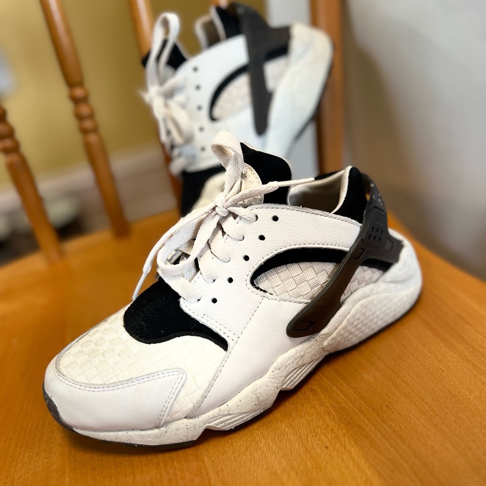 Chic White and Black Sneakers - Nike Air Huarache